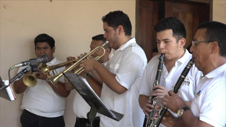 Estudiantes de la escuela de música José de la cruz Mena, entonando un vals.