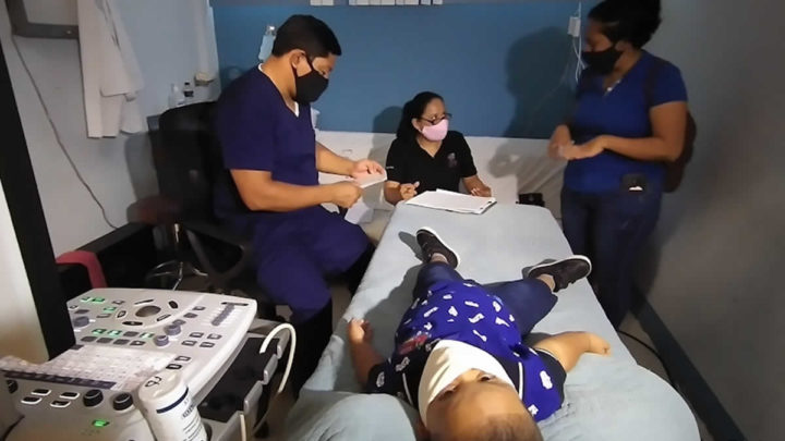 Médicos atienden a niño con problemas del corazón en Hospital La Mascota