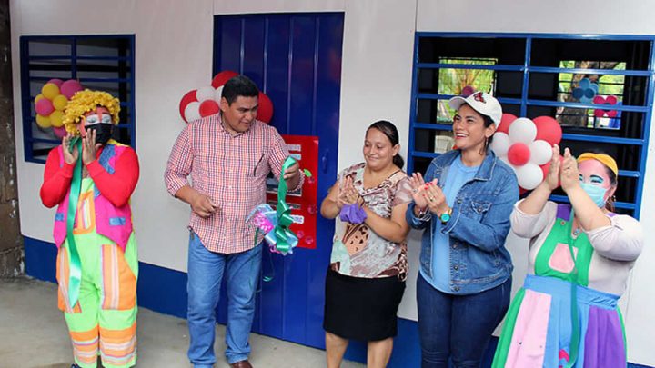 Adalinda Obregón recibe su vivienda digna por parte de la Alcaldía de Managua.