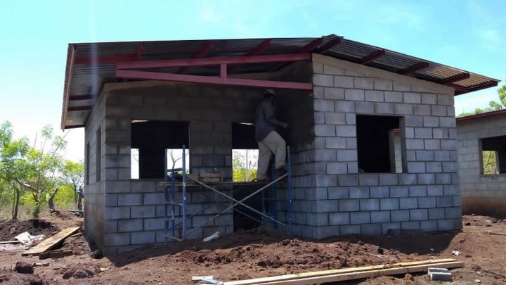 Trabajador construye una casa del proyecto "Lomas de Granada".