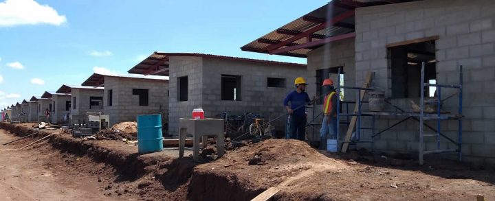Trabajador construye una casa del proyecto "Lomas de Granada"