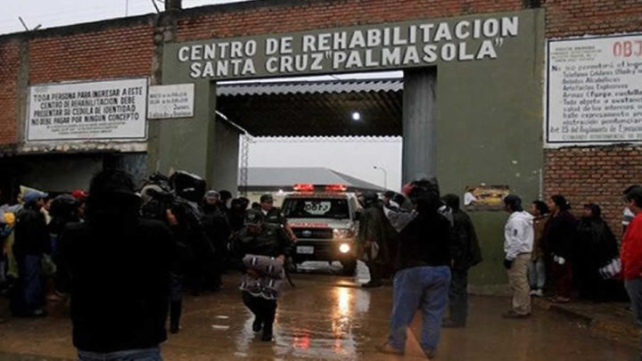 Entrada principal del Penitenciario "Palmasola" en Santa Cruz, Bolivia.