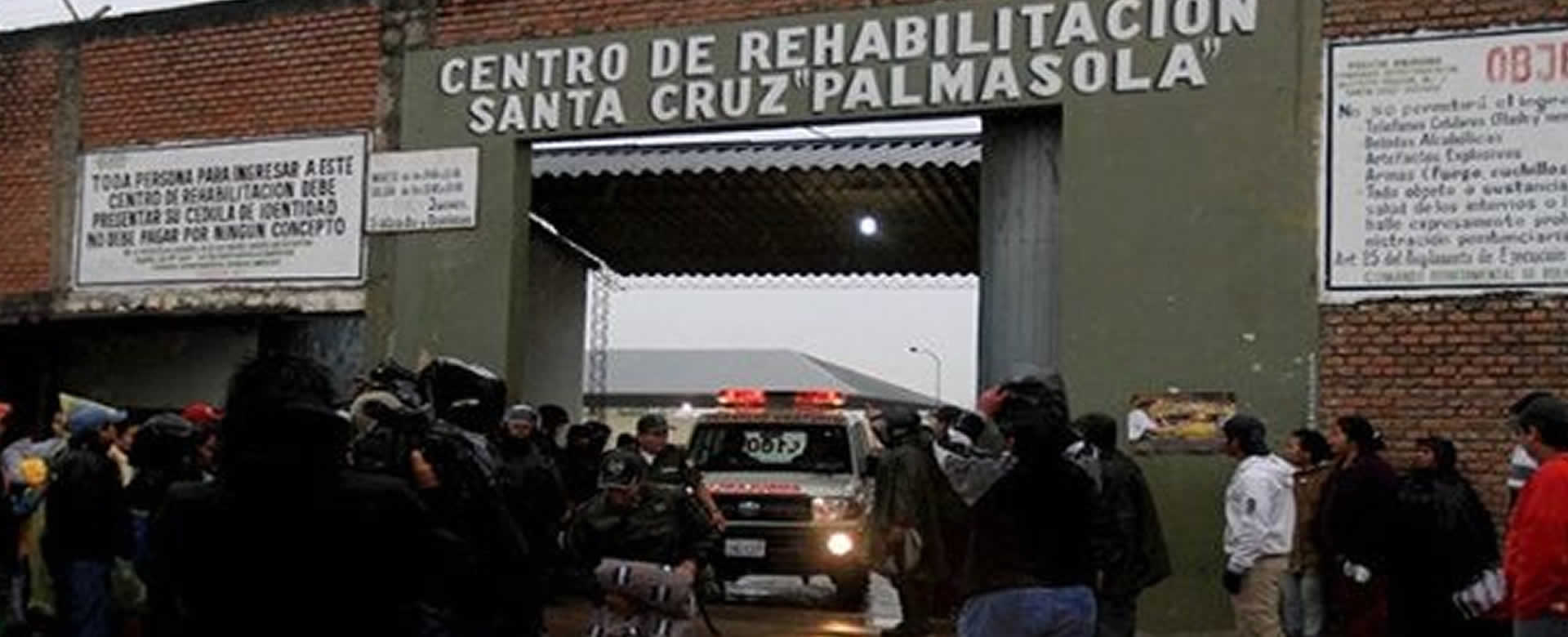 Entrada principal del Penitenciario "Palmasola" en Santa Cruz, Bolivia.