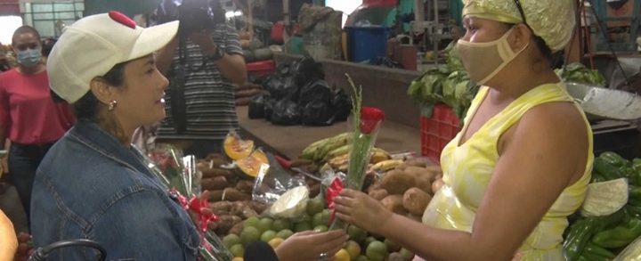 Una rosa para las madres comerciantes del Mercado Roger Deshón, Managua