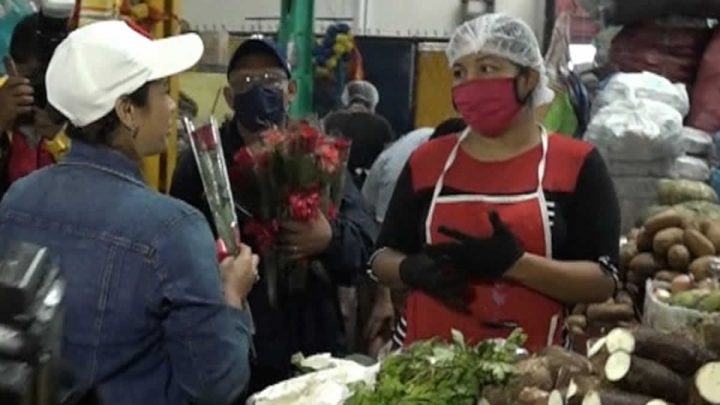 Una rosa para las madres comerciantes del Mercado Roger Deshón, Managua