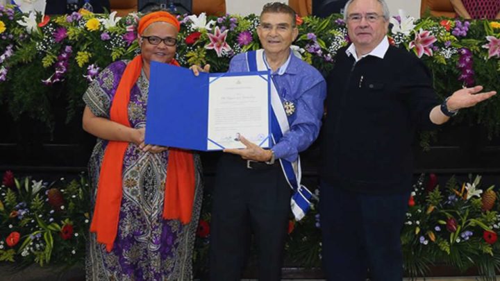 Don Otto de la Rocha recibiendo orden cultural por su destacado labor artístico El talento de Don Otto de la Rocha es parte de la cultura nicaragüense
