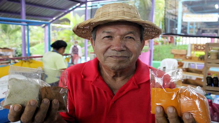 José Leonel Guevara, emprendedor vendiendo su producto en el parque de ferias.