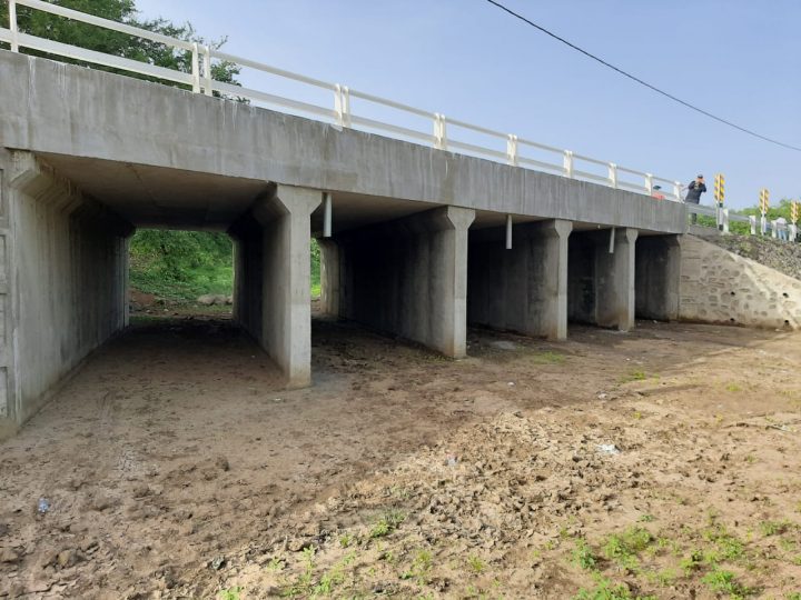 Construcción de caja puente quíntuple en el tramo de carretera en Chacrasecas, León