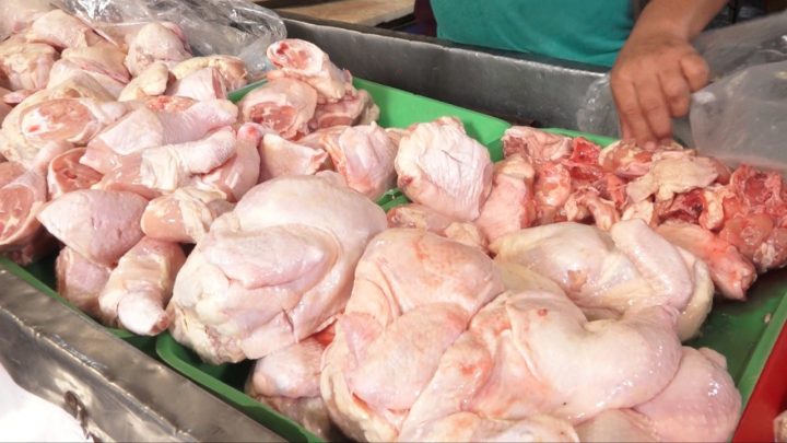 Comerciantes ofertan pollo en el Mercado Israel Lewites 