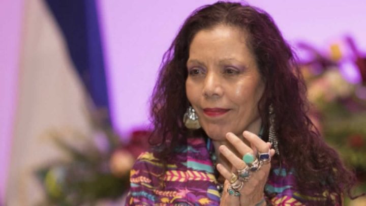 Rosario Murillo, Vicepresidenta de Nicaragua aplaude en un acto de Gobernación
