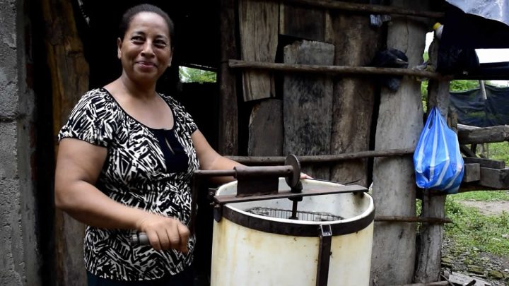 Eva Luz Valdivia trabaja en el proceso de extracción de miel.