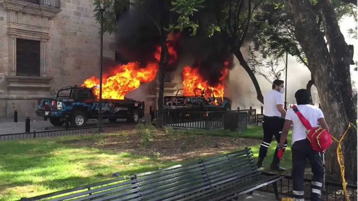 Manifestantes queman patrullas policiales en México.
