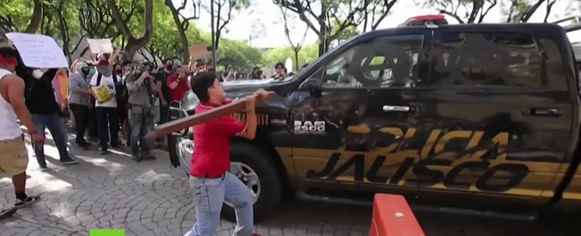 Manifestante golpea patrulla en medio de protestas en México.