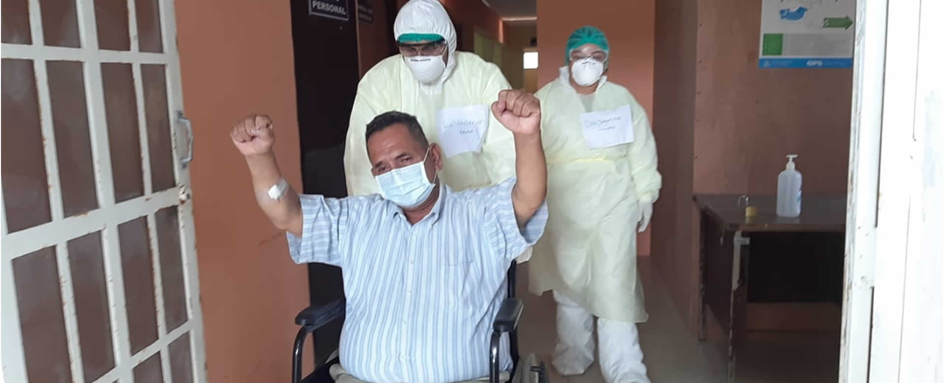Ervin Avellan Díaz sale del hospital recuperado de COVID-19.