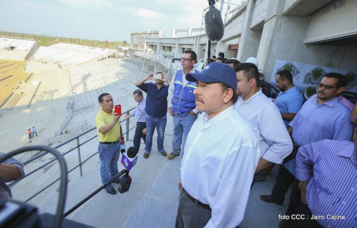 Presidente Daniel recorriendo la construcción del nuevo estadio de béisbol
