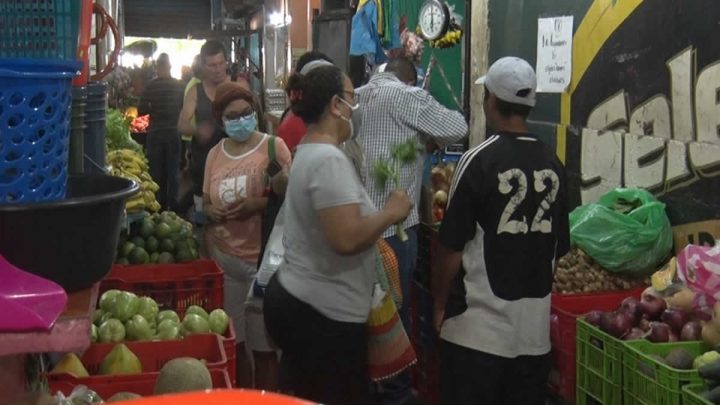 Compradores de frutas y verduras en Mercado El Périferico de Managua.