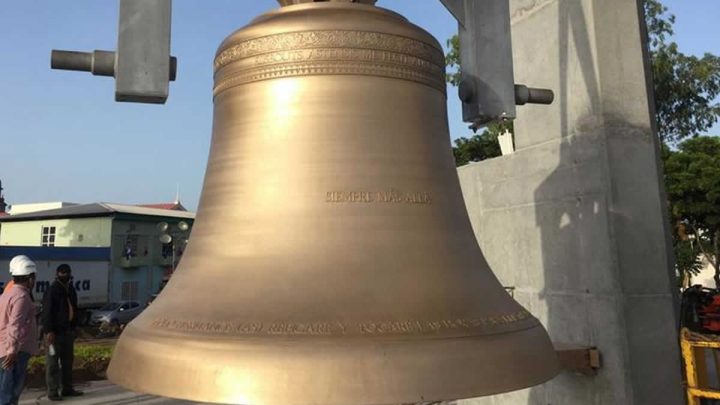 Instalan campana de bronce en la torre de la Plaza Dignidad, Managua