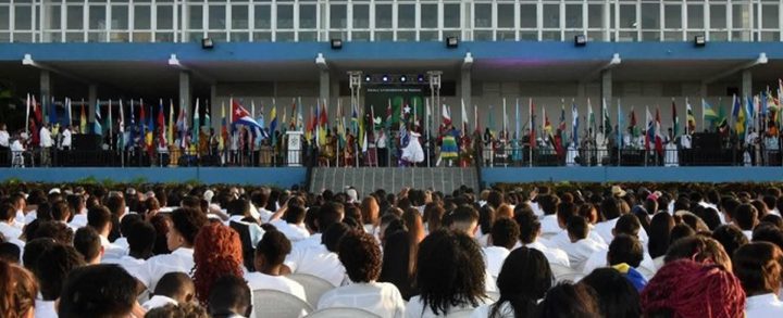 Cuba gradúa en Medicina a 200 estudiantes estadounidenses