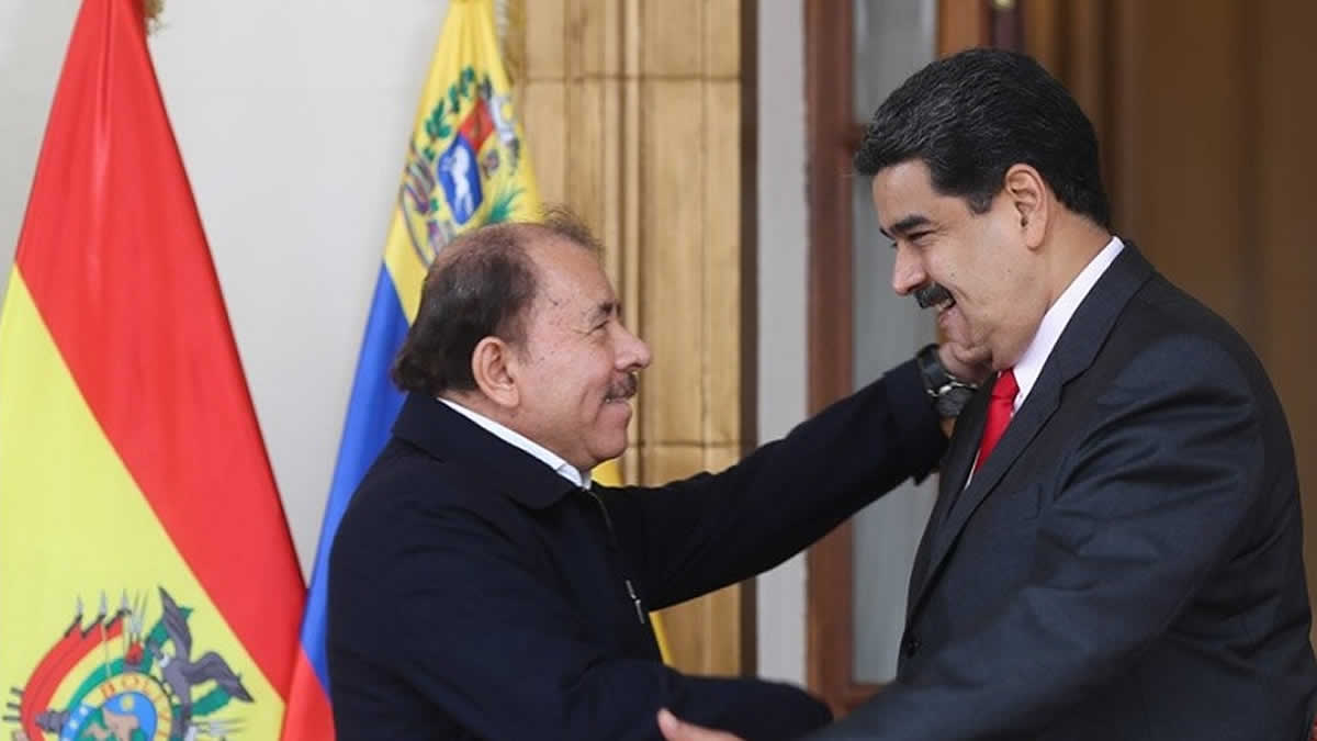 Presidente Daniel Ortega y Presidente Nicolás Maduro se saludan.
