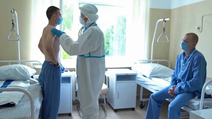 Un médico con los participantes de las pruebas clínicas de una vacuna contra el coronavirus, Moscú, Rusia.