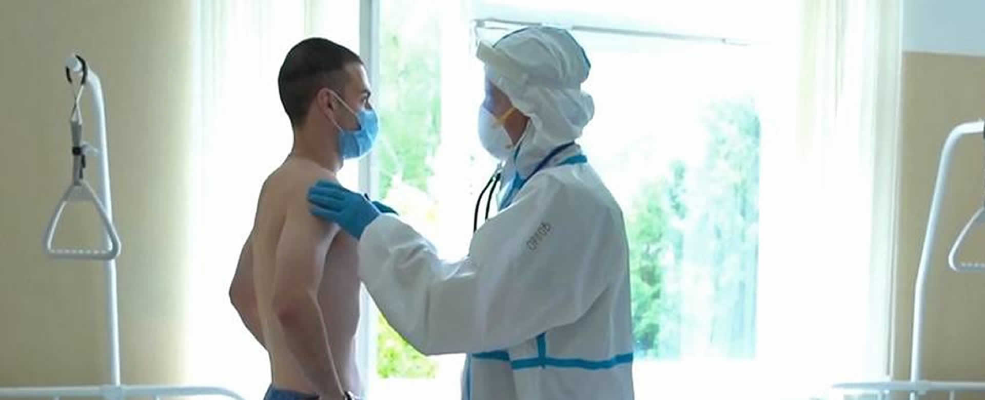 Un médico con los participantes de las pruebas clínicas de una vacuna contra el coronavirus, Moscú, Rusia.