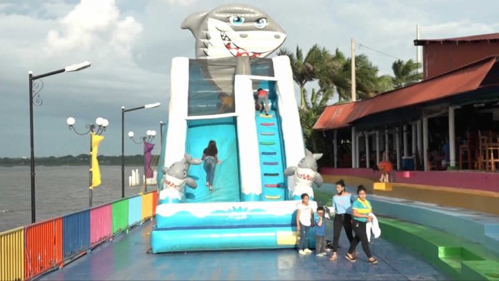 Niños disfrutando de juego inflable en el Puerto Salvador Allende.