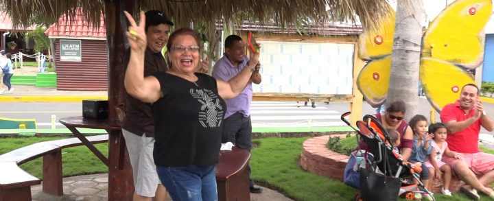 Familias disfrutan de una velada cultural en el Puerto Salvador Allende