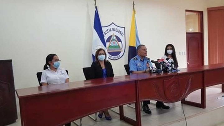 Policía Nacional y representantes de entidades pro mujer en conferencia de prensa.