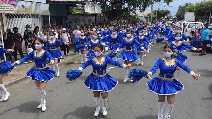 Estudiantes en desfile patrio en Managua.