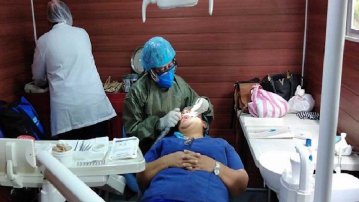 Médico practicando procedimientos dentales en Jornada Médica.
