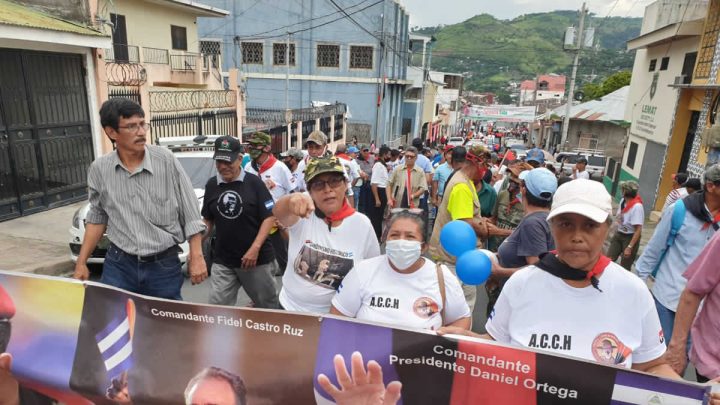 Combatientes de Matagalpa caminan por las calles en el 42 aniversario de la insurrección de los niños.
