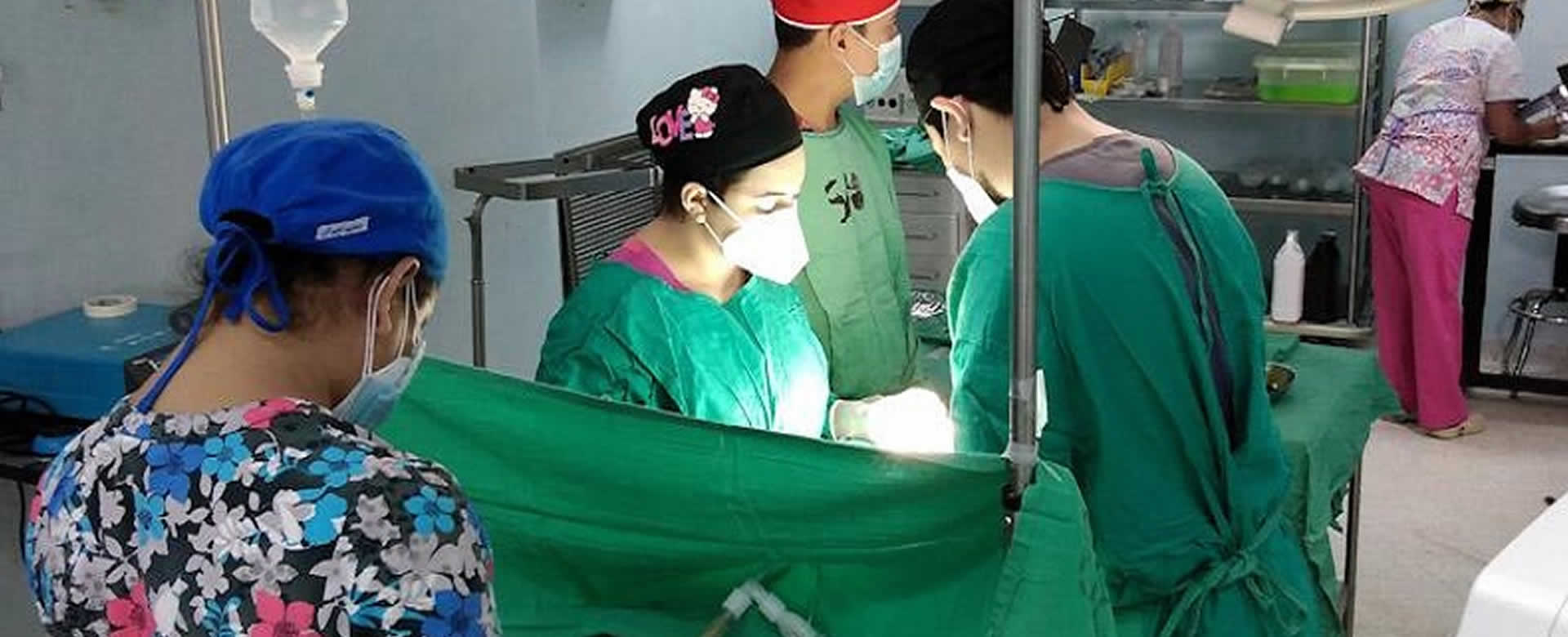 Médicos practicando cirugías