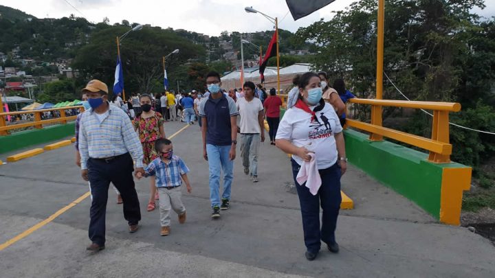 Familias caminando por un puente en Matagalpa.