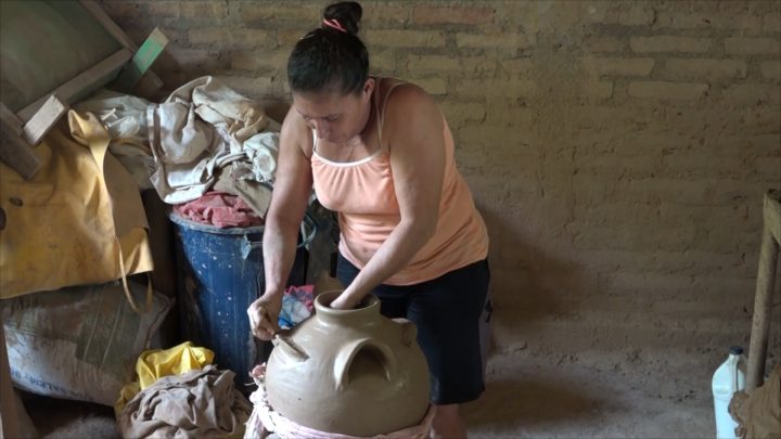 Mujer en taller de Cerámica de San Juan de Limay.