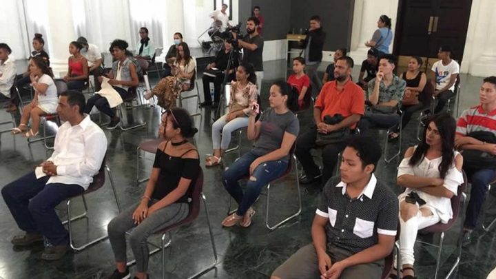 Jóvenes nicaragüenses escuchan los poemas recitados por sus compañeros revolucionarios