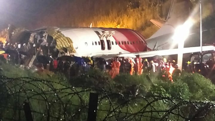 Vista de la parte trasera del avión partido en dos en el aeropuerto de Calicut