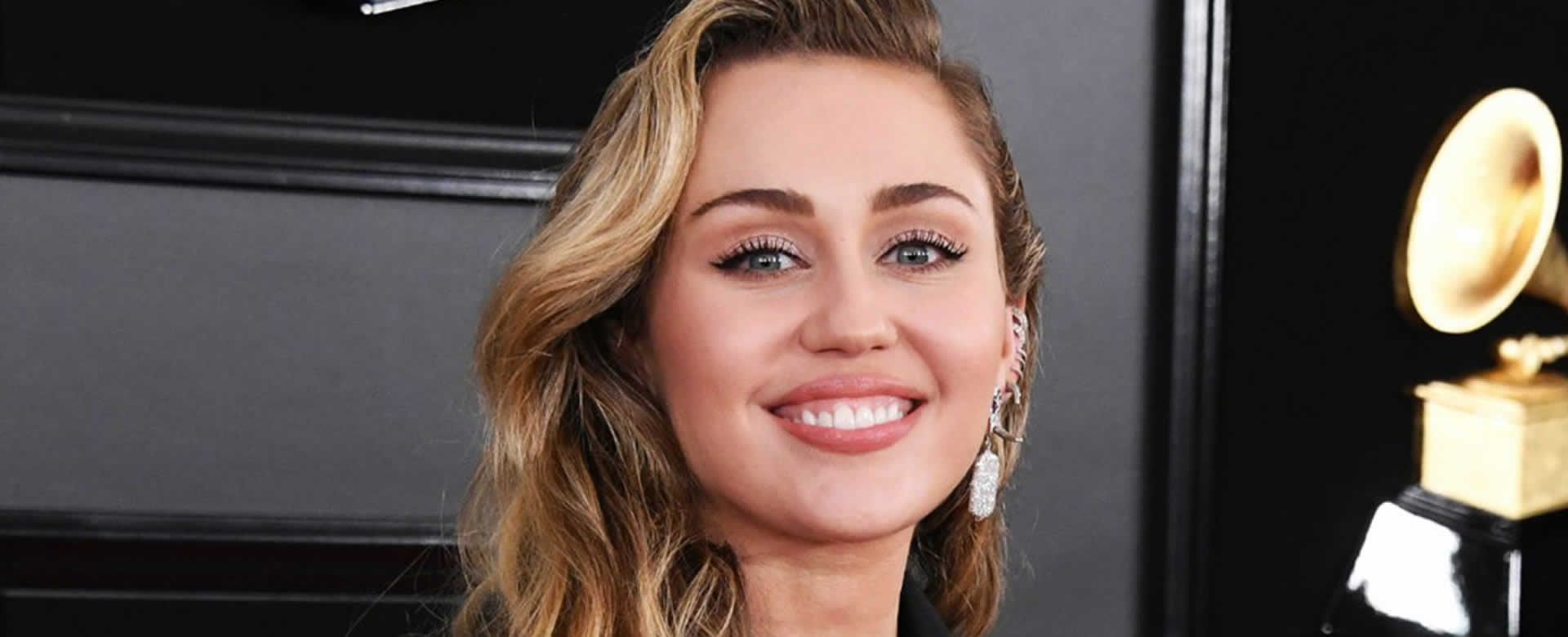 Miley Cyrus regresa a las pantallas con un videoclip al estilo de los 80's