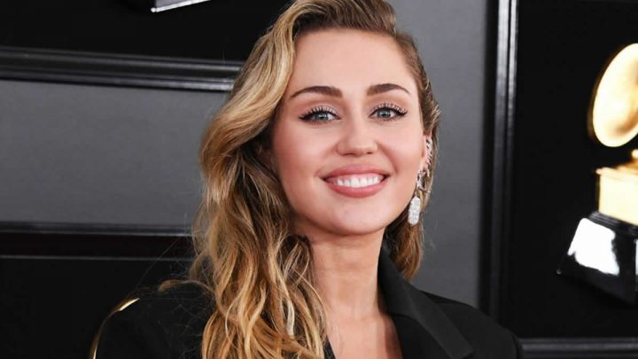 Miley Cyrus sonríe ante las cámaras en un evento de gala