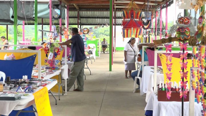 Emprendedores comercian sus productos elaborados de manera creativa en Nicaragua