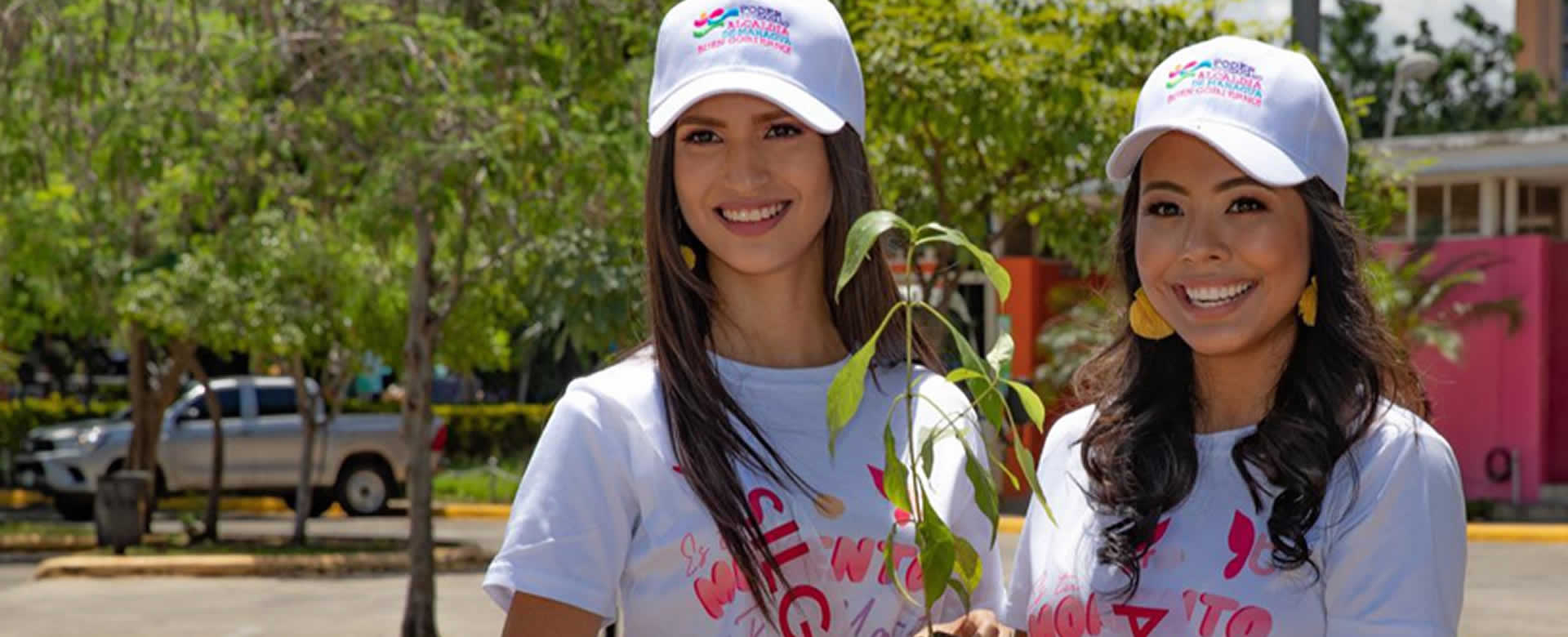Candidatas a Miss Teen Nicaragua reforestan centro de recreación