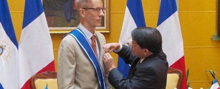 Canciller Denis Moncada colocando condecoración al embajador de Francia.