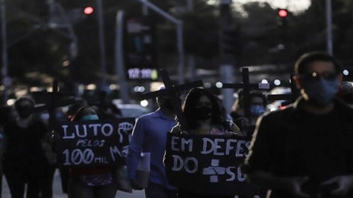 Protestas para exiger medidas sanitarias en Brasil.
