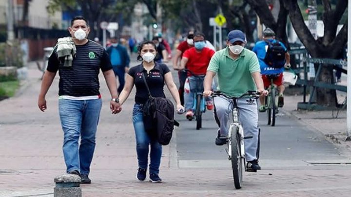 Personas con mascarillas en calle de Bogota.