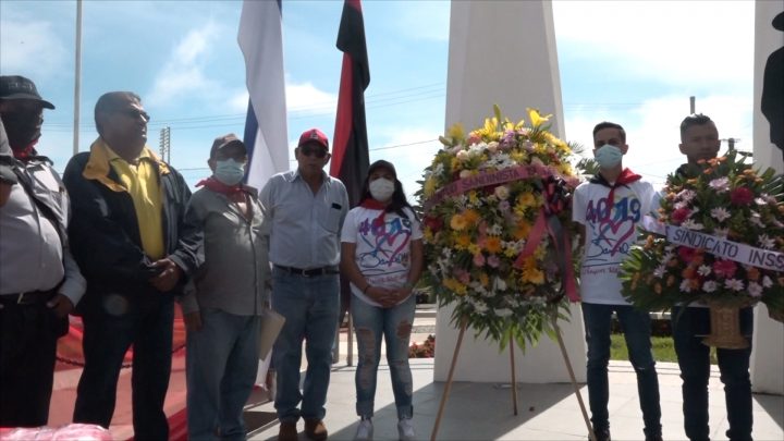 Militancia Sandinista deposita ofrenda floral en el Monumento de las Tres Insurreciones.