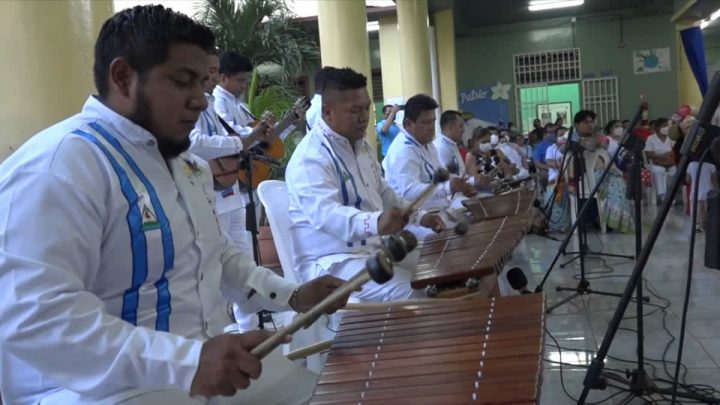 Músicos tocando la marimba en Nicaragua.