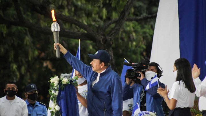 Presidente Daniel Ortega alzando la antorcha de la independencia.