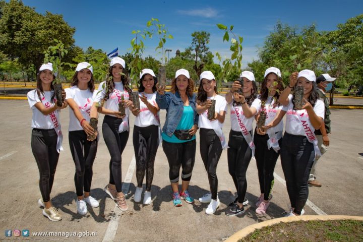 Candidatas a Miss Teen Nicaragua reforestan centro de recreación