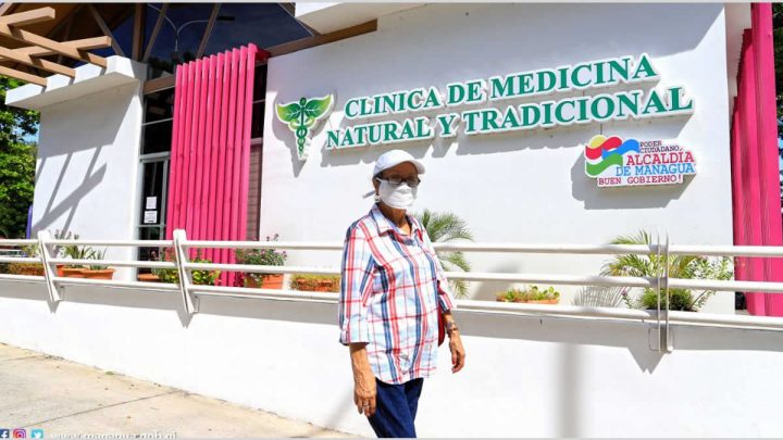 Paciente recibe atención en la clínica de Medicina Natural de Managua