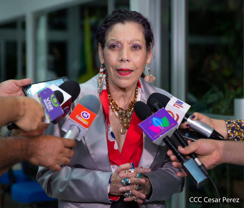 Rosario Murillo brinda declaraciones a medios de comunicación luego de acto oficial de presidencia.