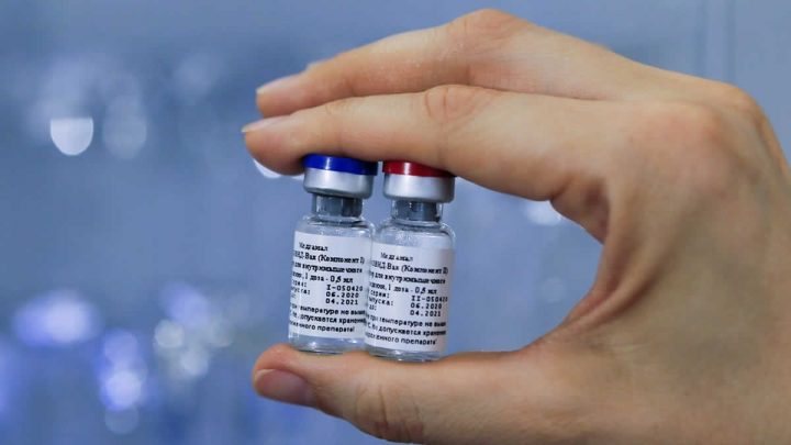 Ejemplar de la vacuna rusa Sputnik V contra el coronavirus